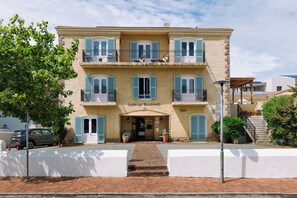 Un bâtiment à deux étages sur lequel on peut lire l’inscription « Auberge Burgundy Spa ».