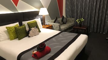 Phòng, quang cảnh hồ (Lake Facing Room) | Khu vực làm việc phù hợp cho laptop, màn/rèm cản sáng, phòng cách âm
