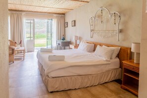 Standaard kamer, 1 twee- of 2 eenpersoonsbedden, uitzicht op bergen | Een kluis op de kamer, individueel gedecoreerd, individueel gemeubileerd