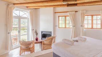 Standard Double or Twin Room, Mountain View | Living area