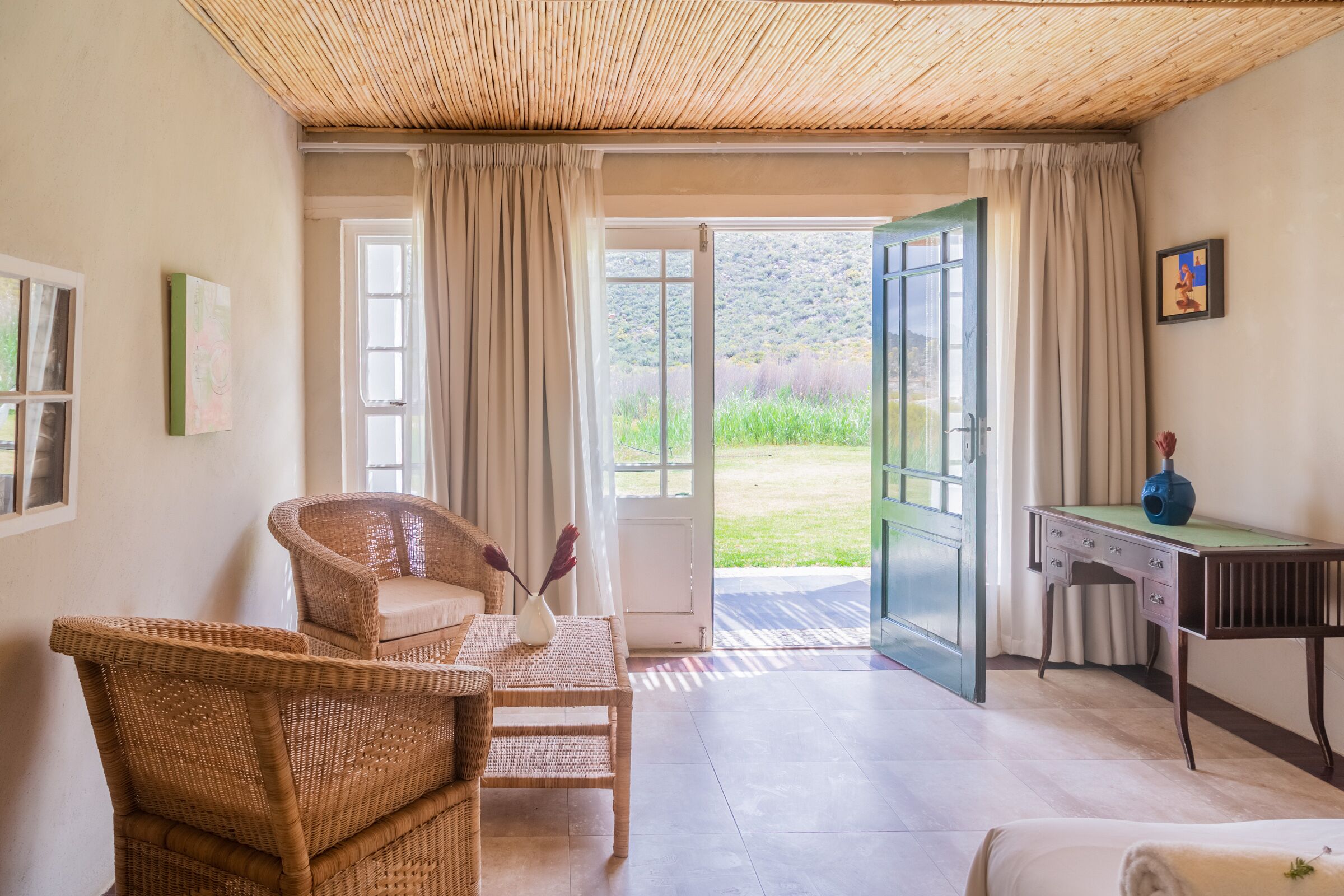 Kahden hengen standard-huone (yksi tai kaksi sänkyä), vuoristonäköala | Tallelokero huoneessa, yksilöllisesti sisustettu