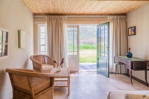 Standaard kamer, 1 twee- of 2 eenpersoonsbedden, uitzicht op bergen | Een kluis op de kamer, individueel gedecoreerd, individueel gemeubileerd