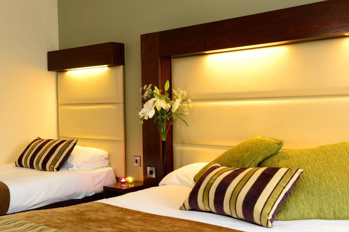 in-room safe, iron/ironing board, free wifi, bed sheets