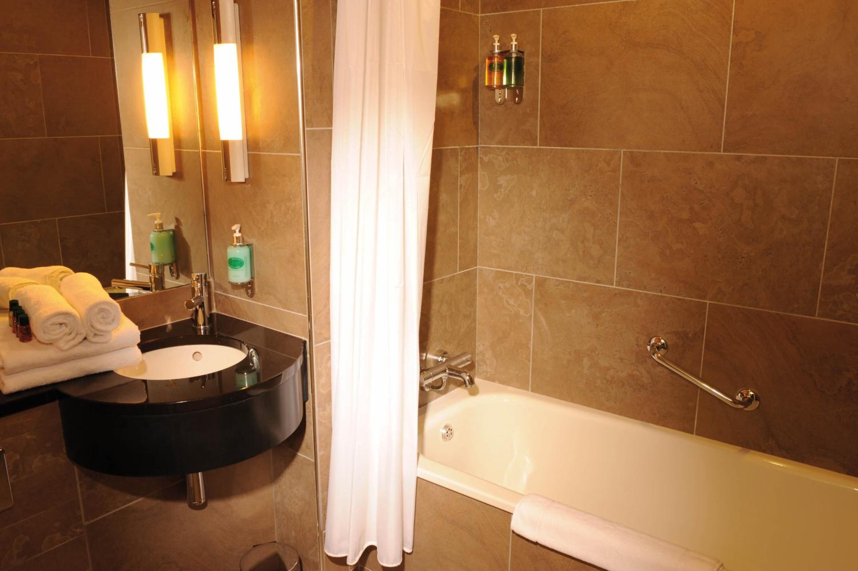 combined shower/bathtub, free toiletries, hair dryer, towels