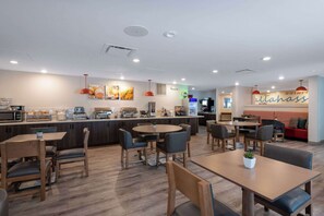 Free daily buffet breakfast  - TRYP by Wyndham Tallahassee North I-10 Capital Circle (Tallahassee)