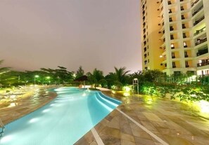 Una piscina al aire libre