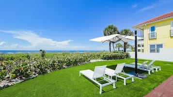 Beachfront Oceanview Deluxe King Studio | Terrace/patio