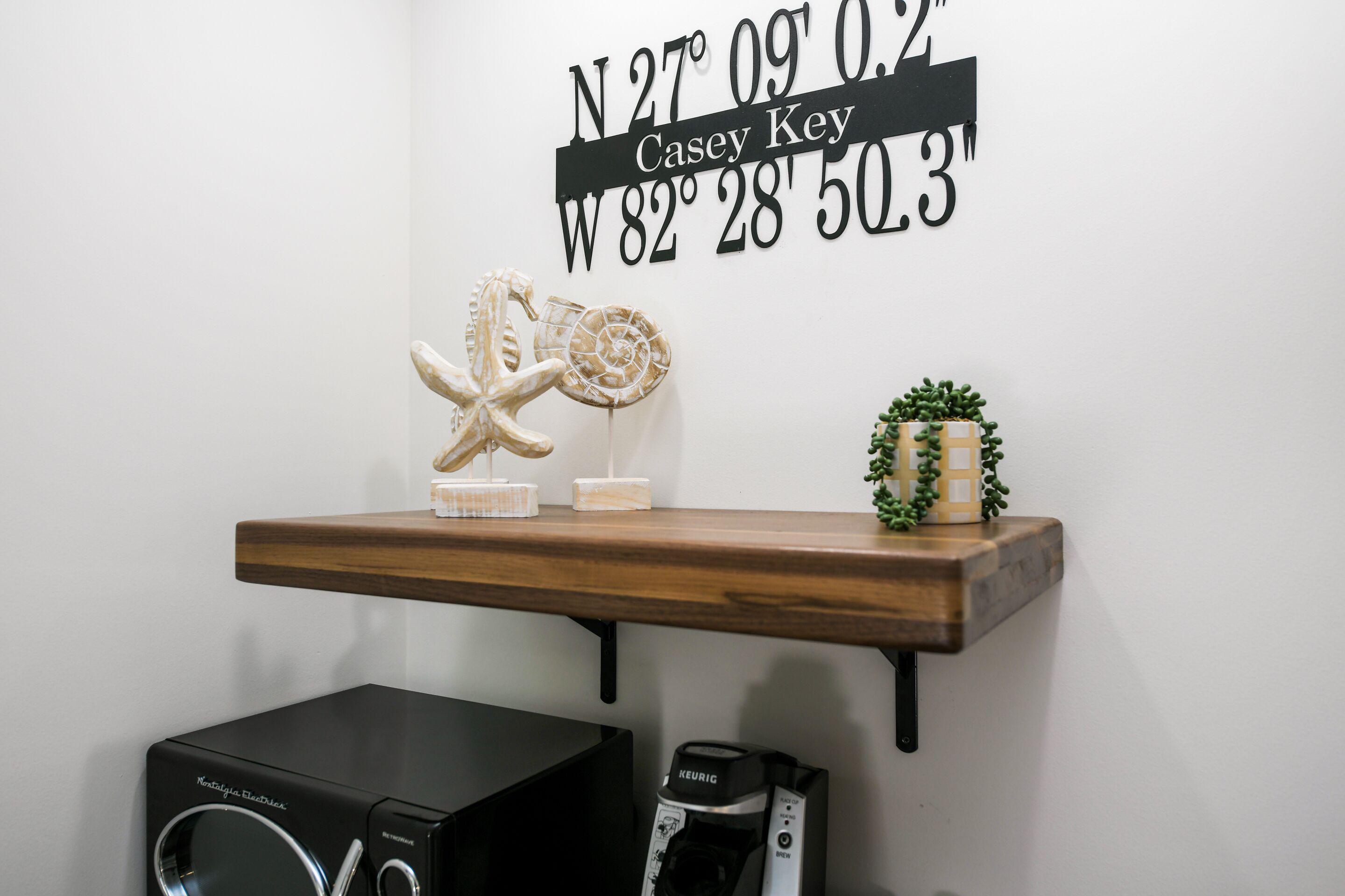 beachfront courtyard view deluxe king studio | microwave