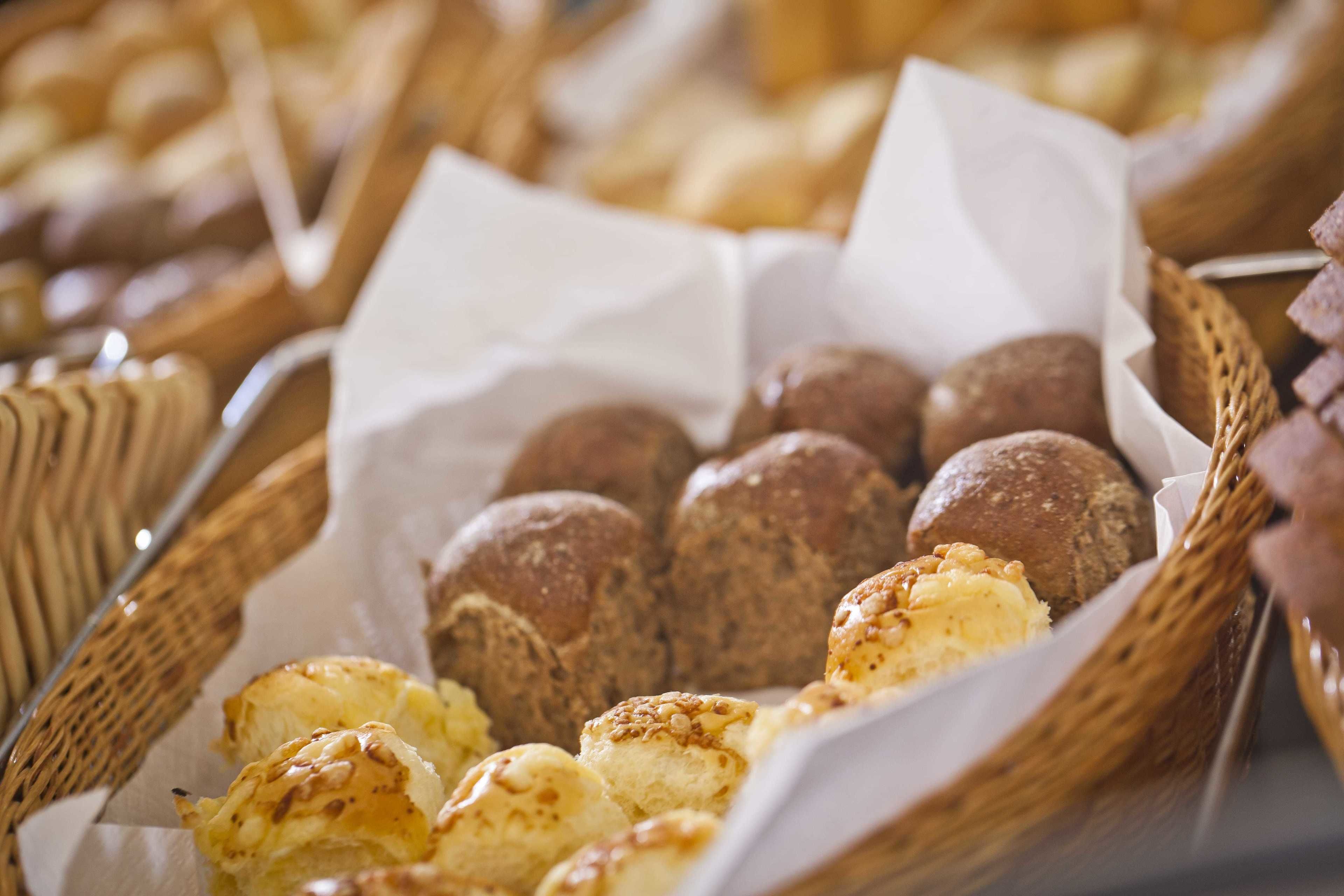 Een mand met verschillende gebakken producten, zoals broodjes en gebak.