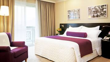 Premier tweepersoonskamer, balkon | 2 slaapkamers, een minibar, een kluis op de kamer, een bureau