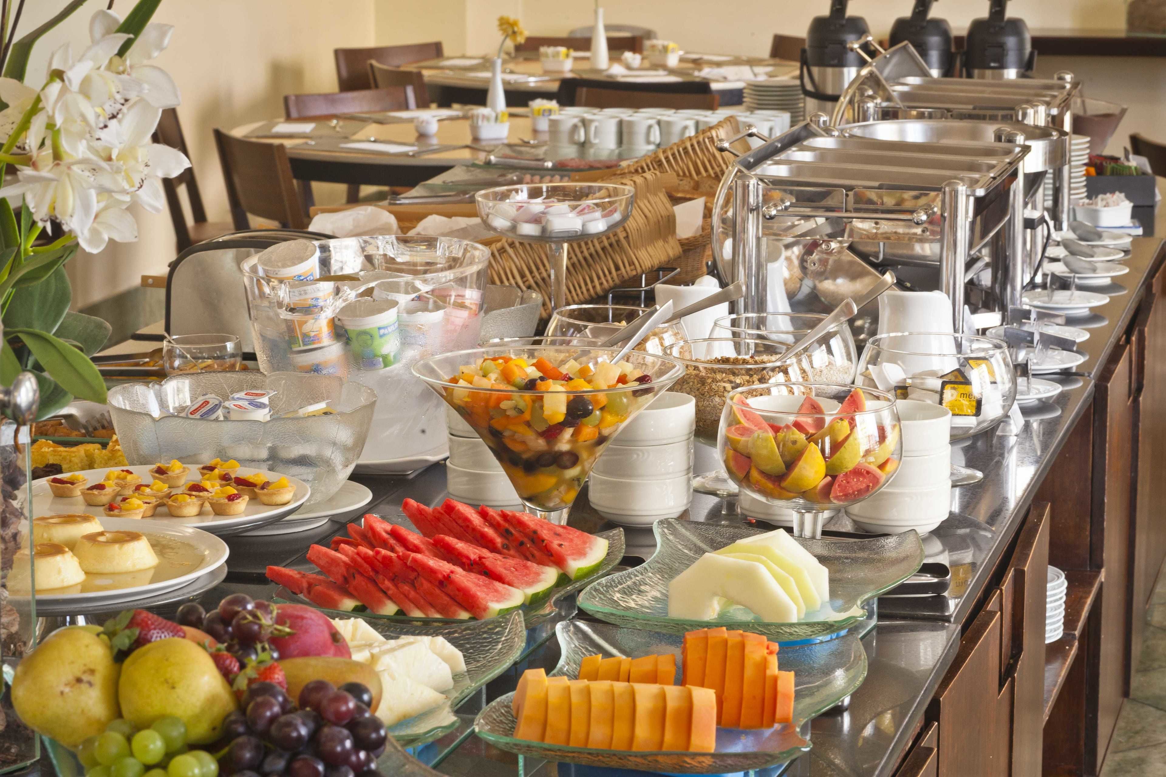 Ein reichhaltiges Buffet mit Obst, Käse und Gebäck.
