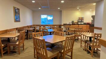 朝食 (コンチネンタル ブレックファスト)、毎日提供 (無料)