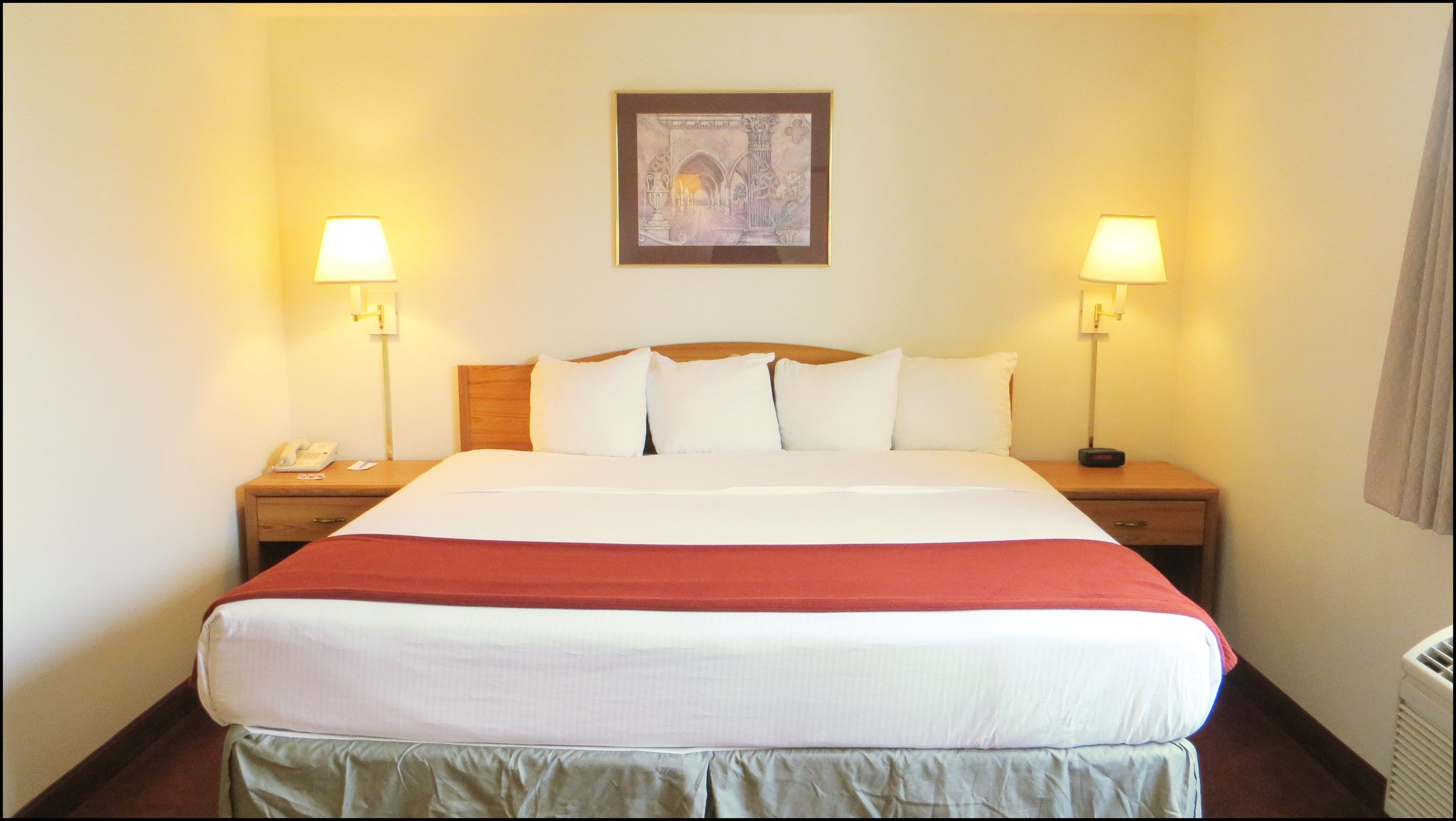 Camera Basic, 1 letto king | Tende oscuranti, ferro/asse da stiro, Wi-Fi gratuito, lenzuola