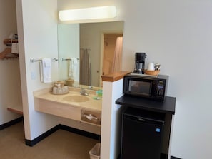 Standard Single Room, 2 Queen Beds, Non Smoking | Blackout drapes, iron/ironing board, free WiFi, bed sheets - Peppermill Empress Inn (Centralia)