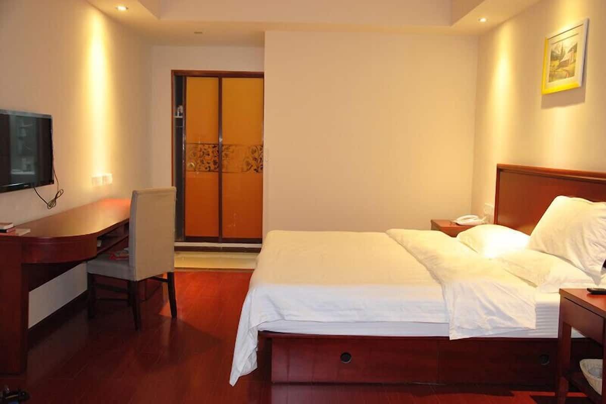 Quarto Superior, 1 cama King | Escrivaninha, cortinas blackout, acesso grátis à internet com fio