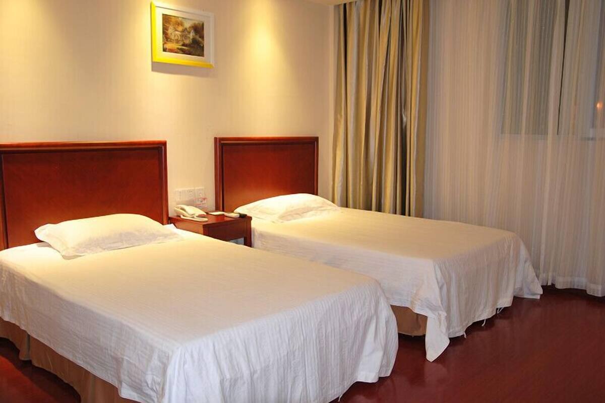 Quarto Standard, 1 cama King | Escrivaninha, cortinas blackout, acesso grátis à internet com fio
