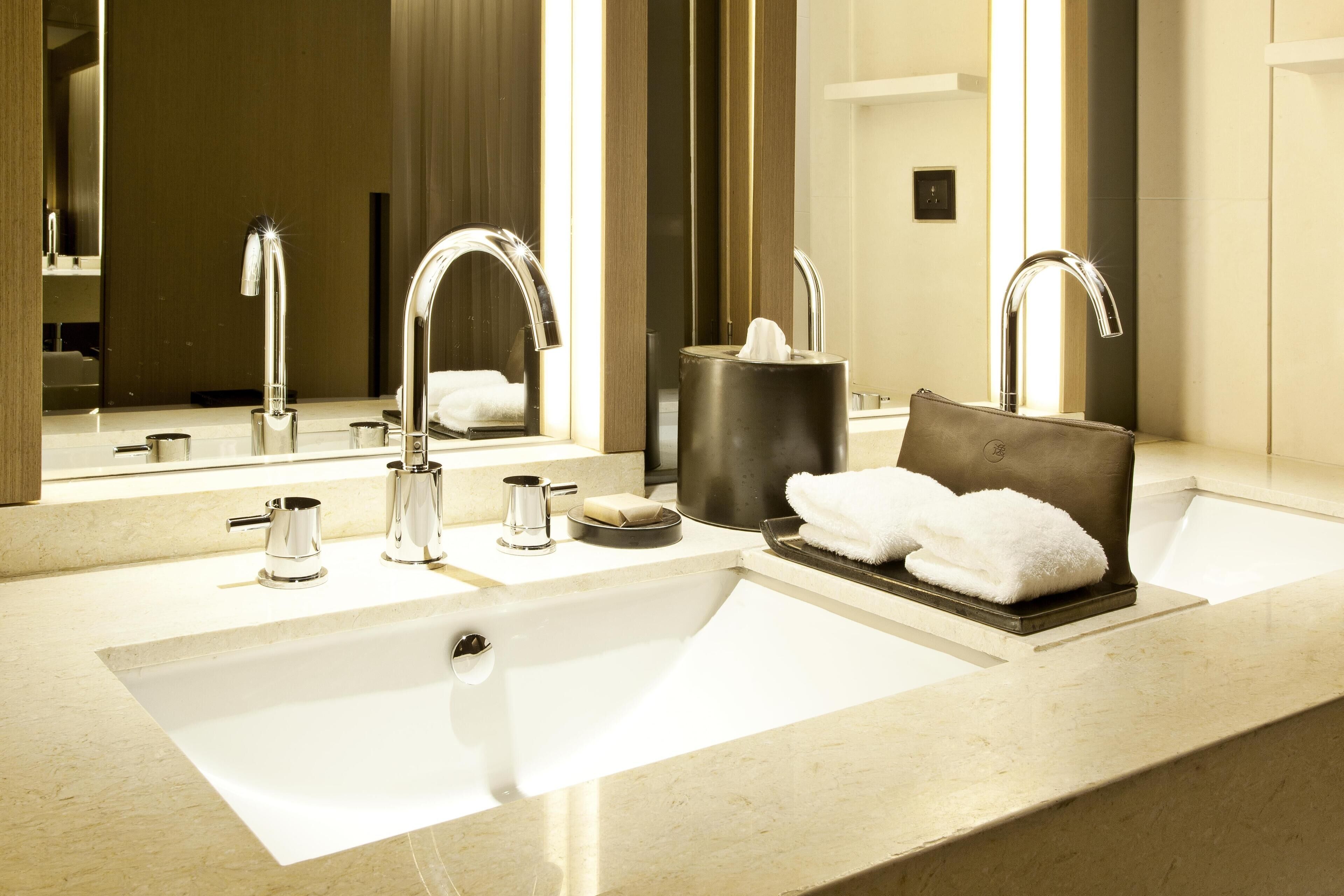 separate bathtub and shower, rainfall showerhead, free toiletries