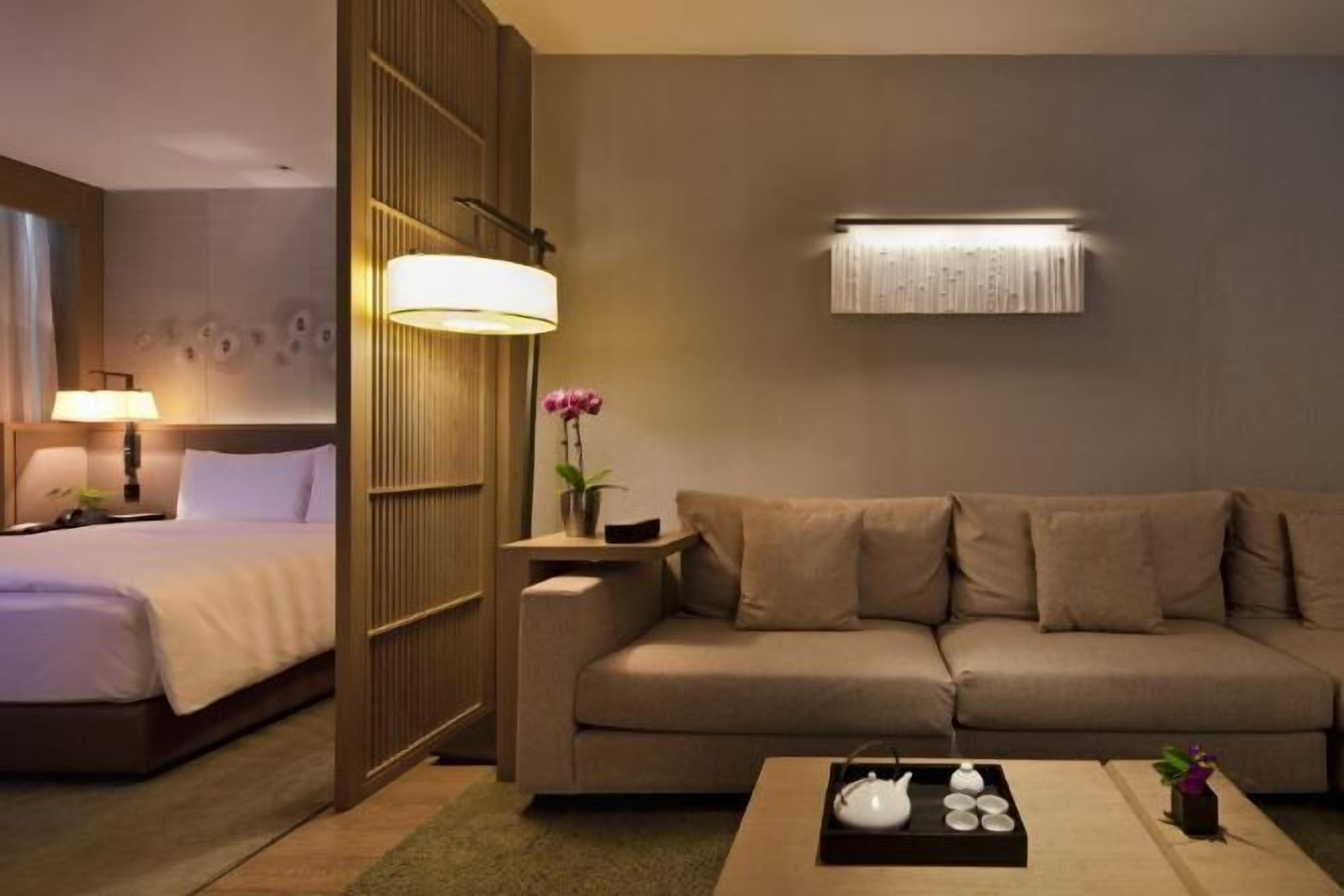 Down comforters, Tempur-Pedic beds, free minibar, in-room safe