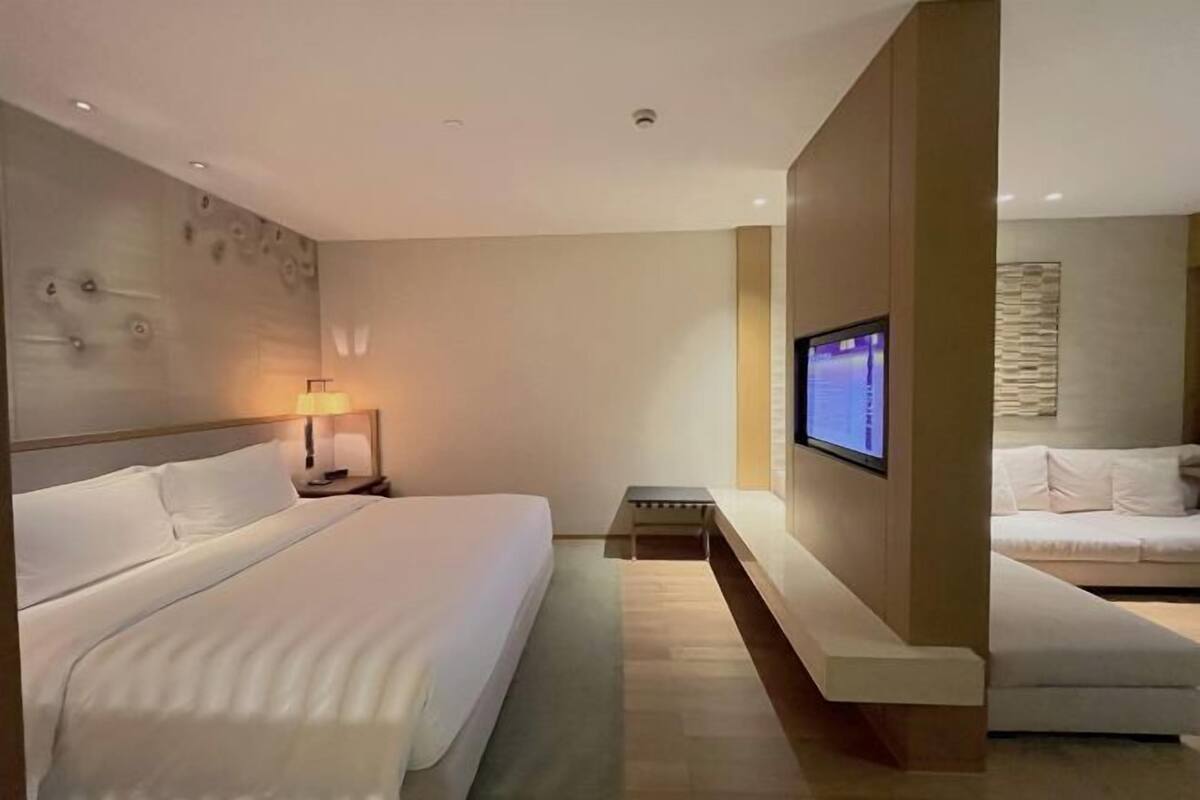 Down duvets, Tempur-Pedic beds, free minibar, in-room safe