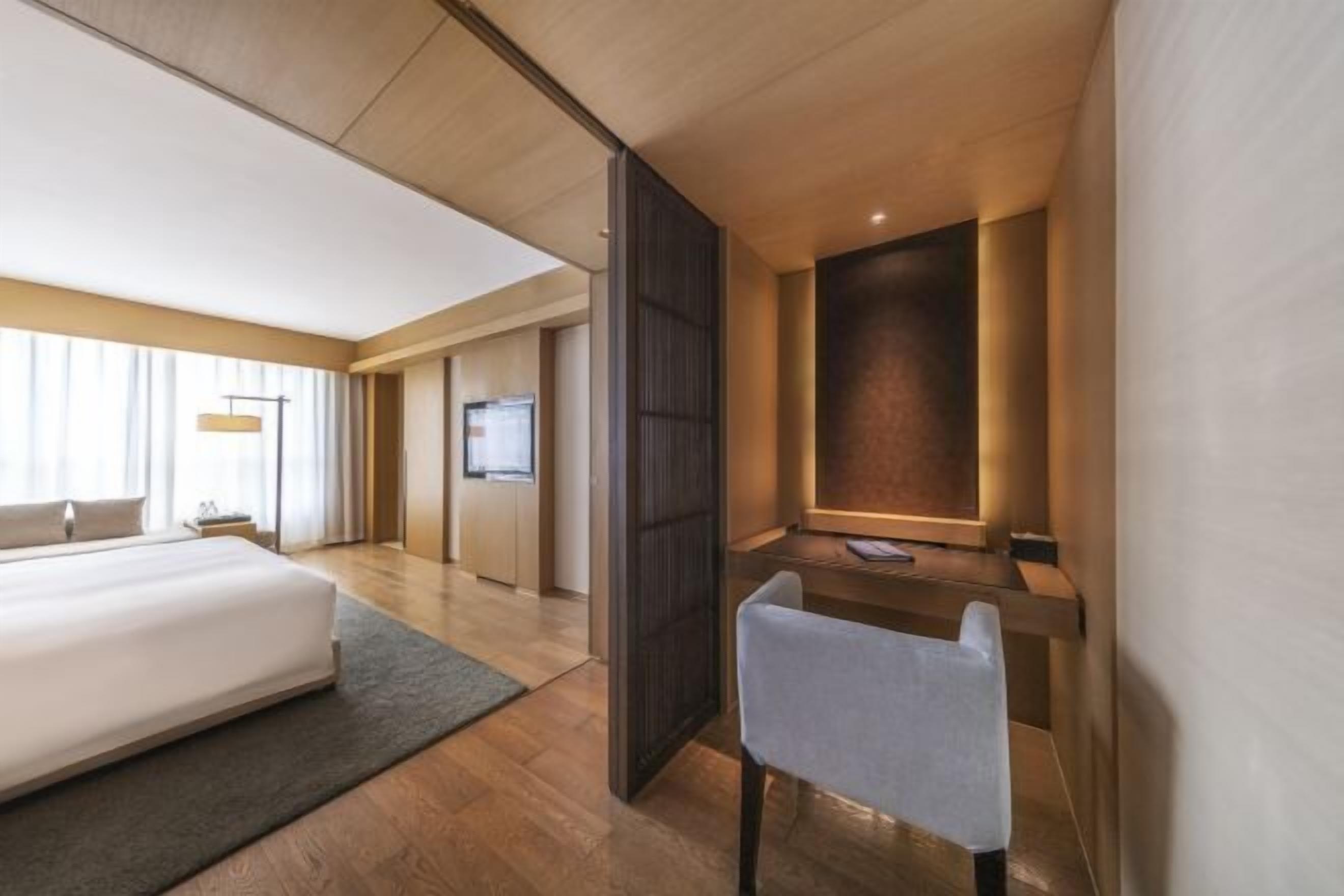 Down comforters, Tempur-Pedic beds, free minibar, in-room safe