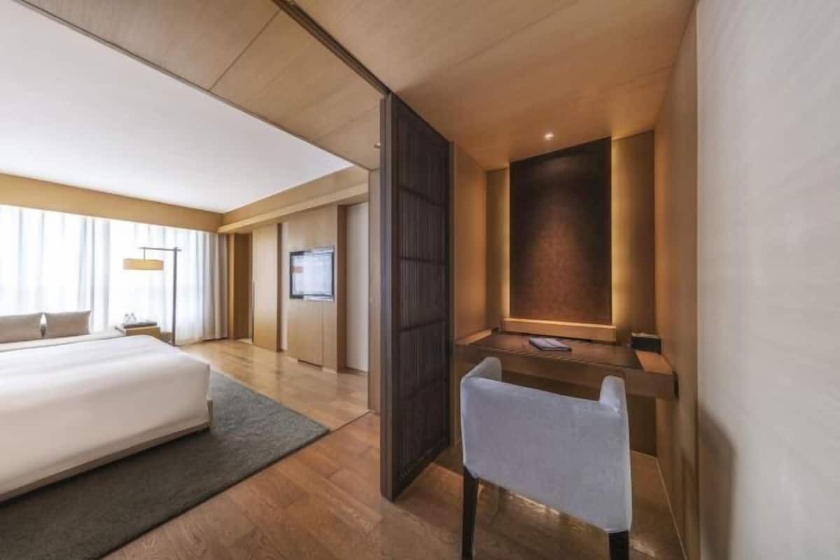 Down comforters, Tempur-Pedic beds, free minibar, in-room safe