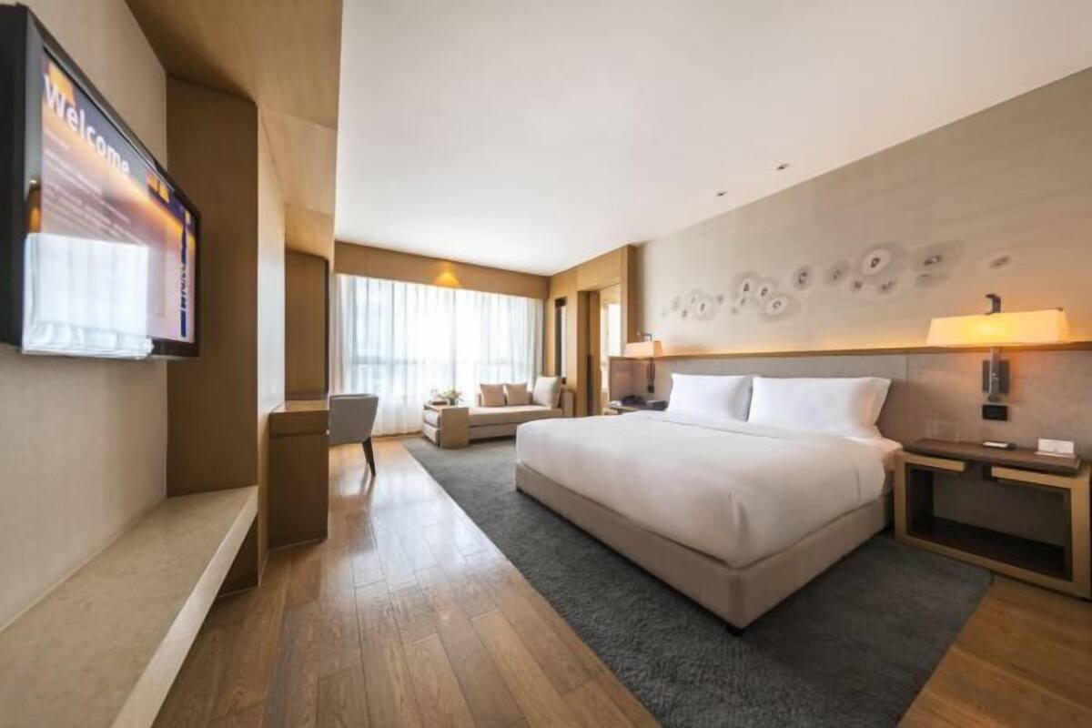 Down duvets, Tempur-Pedic beds, free minibar, in-room safe