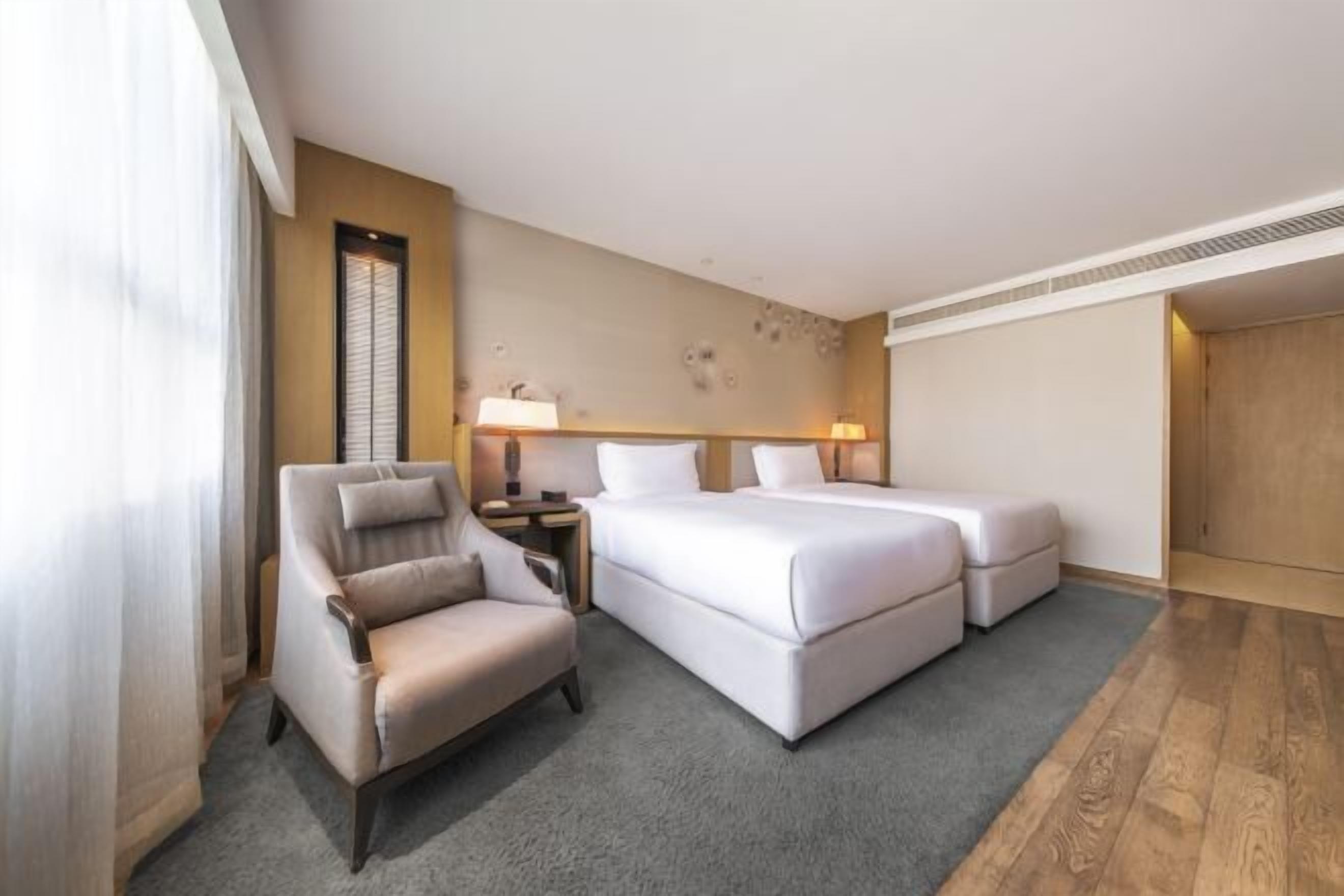 Down comforters, Tempur-Pedic beds, free minibar, in-room safe