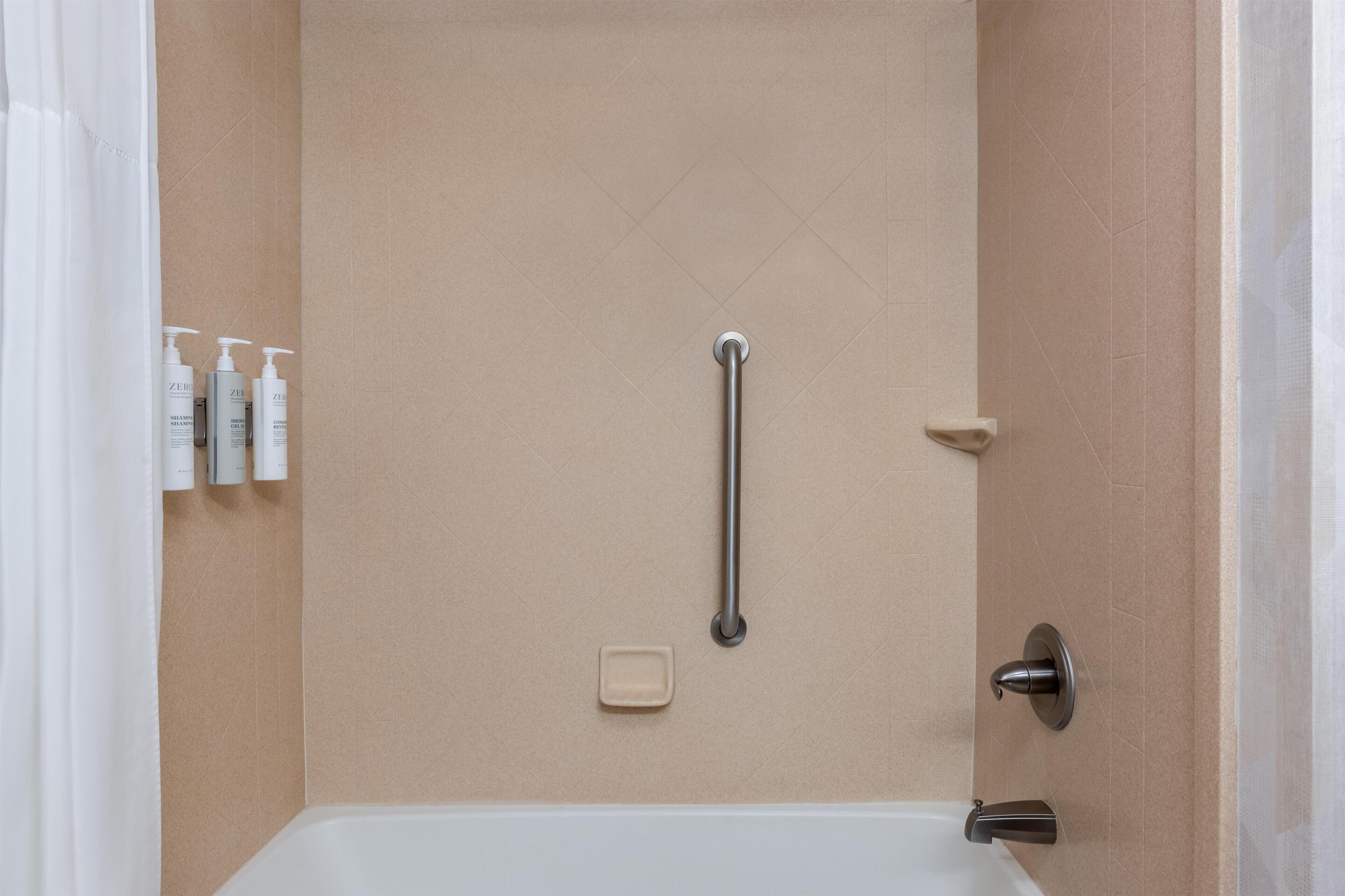Kostenlose Toilettenartikel, Haartrockner, Handtücher