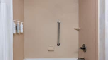 Kostenlose Toilettenartikel, Haartrockner, Handtücher