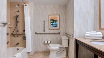 Une salle de bain avec une baignoire, des toilettes et un lavabo.