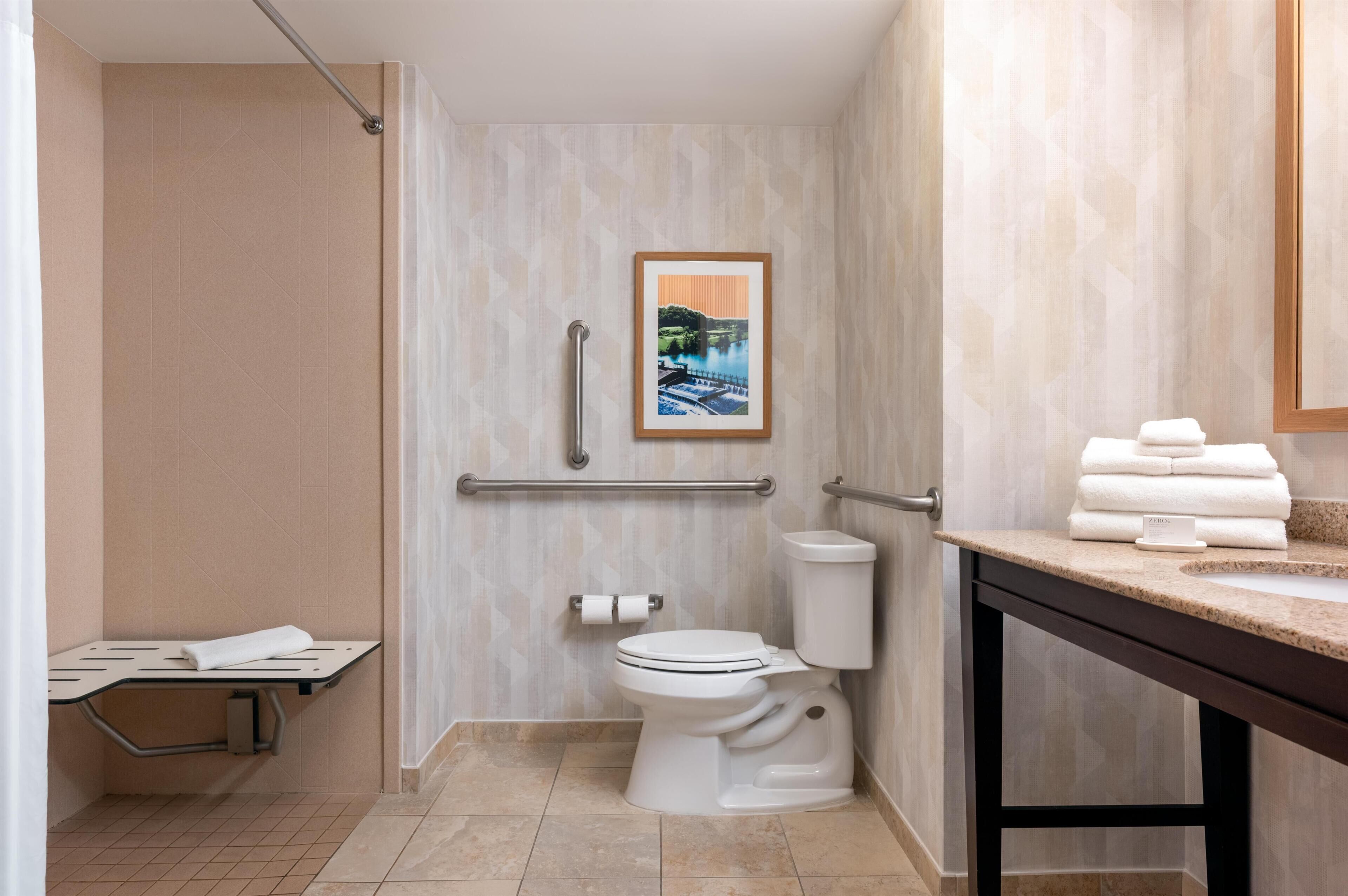 Un baño con ducha, inodoro y lavamanos.