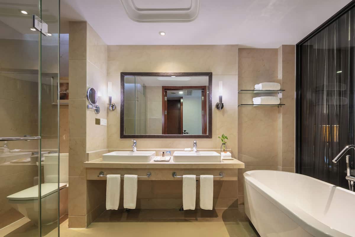 executive suite | bathroom | shower, free toiletries, hair dryer, bathrobes