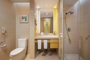 Shower, perlengkapan mandi gratis, pengering rambut, dan jubah mandi