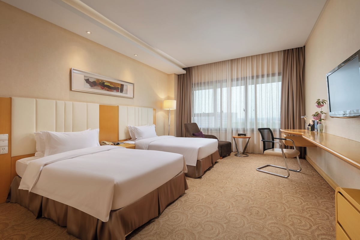 Business Twin Room | In-room safe, desk, blackout curtains, iron/ironing board