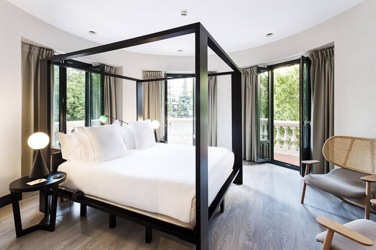 Roupas de cama premium, frigobar, cofres nos quartos, escrivaninha