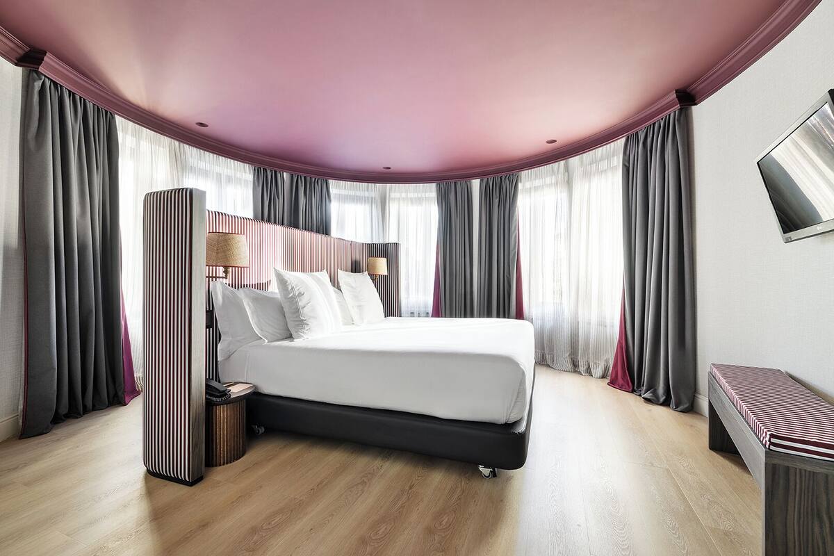 Quarto premium | Roupas de cama premium, frigobar, cofres nos quartos, escrivaninha
