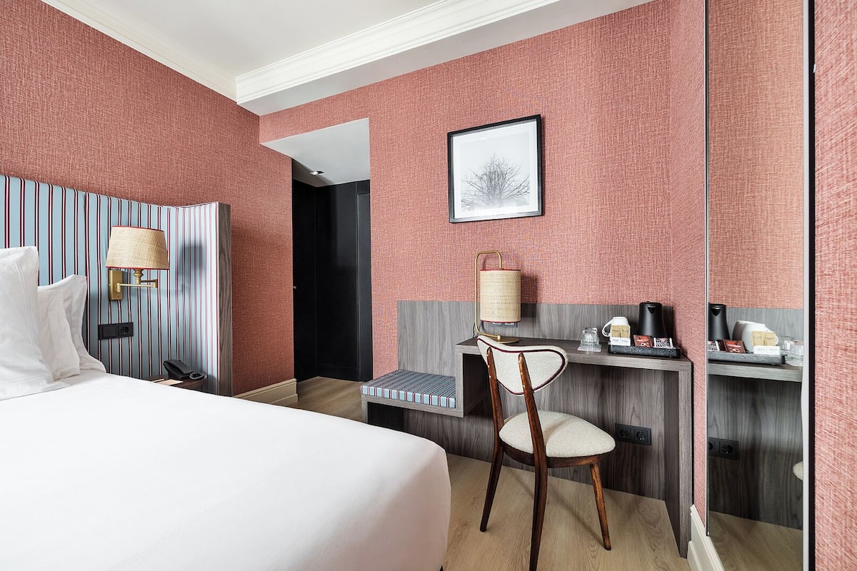 Habitación estándar con 1 cama matrimonial o 2 individuales | Ropa de cama de alta calidad y minibar