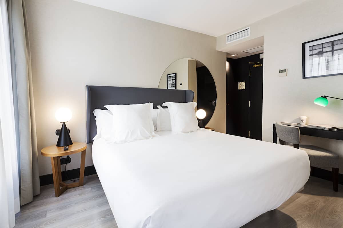 Luxe beddengoed, een minibar, een kluis op de kamer, een bureau