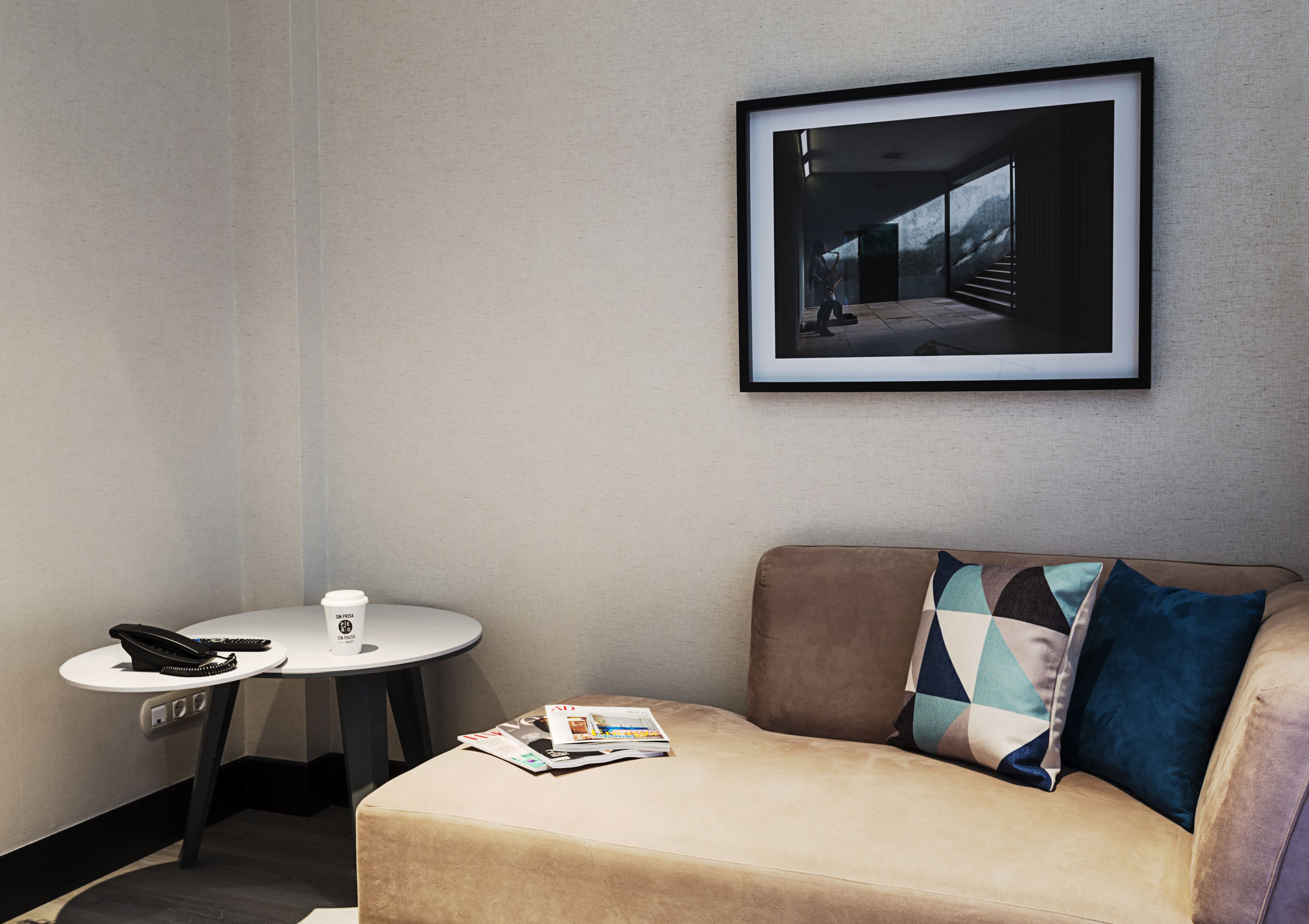 suite | living room | flat-screen tv