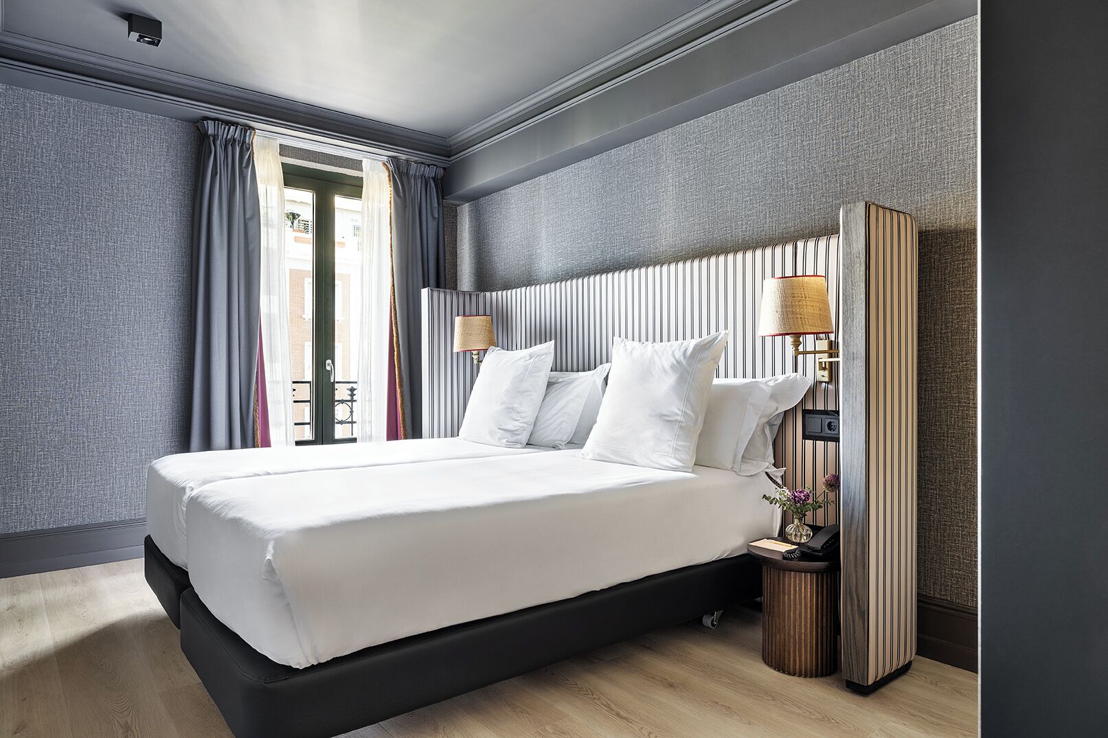 Habitación con 1 cama matrimonial o 2 individuales, balcón | Ropa de cama de alta calidad y minibar 