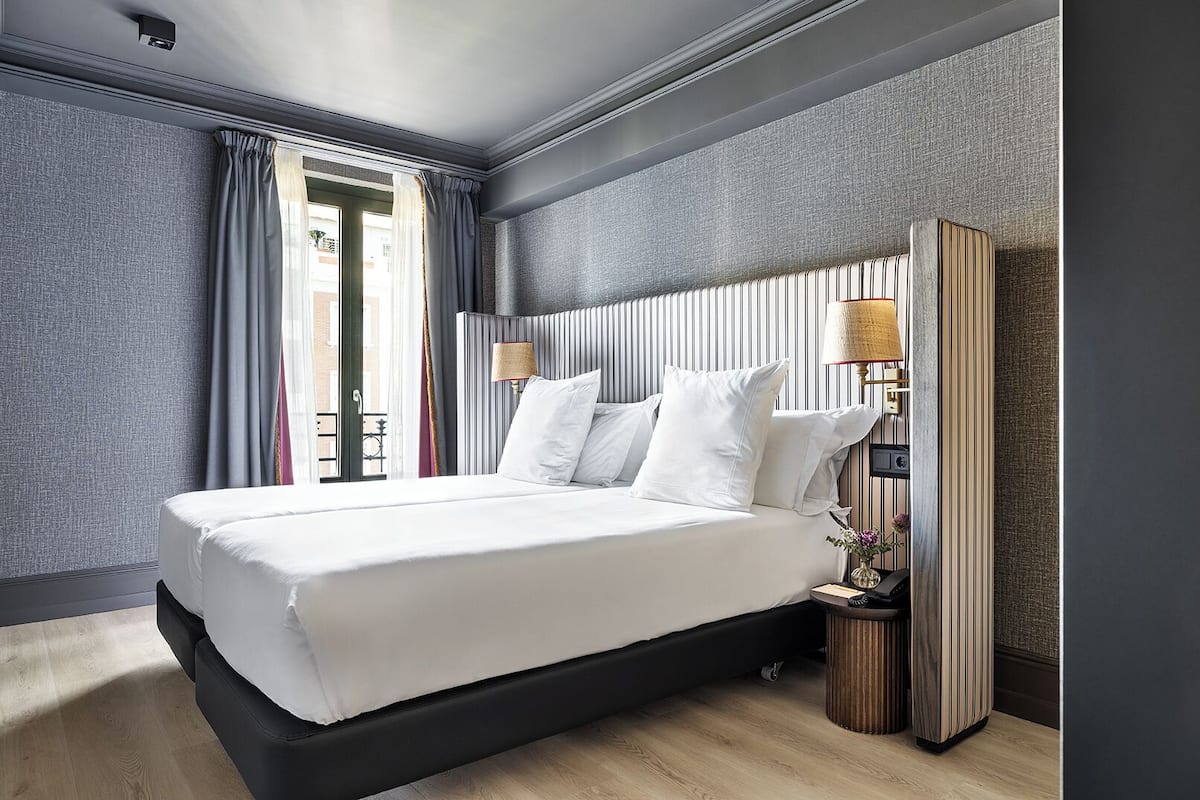 Habitación con 1 cama matrimonial o 2 individuales, balcón | Ropa de cama de alta calidad y minibar