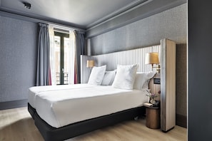 Camera con letto matrimoniale o 2 letti singoli, balcone | Biancheria da letto di alta qualità, minibar, una cassaforte in camera