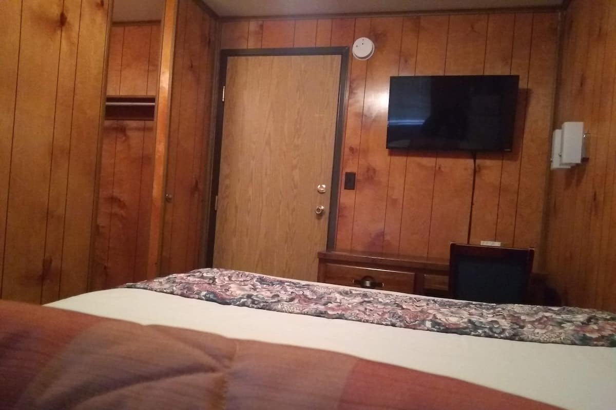 Luxe beddengoed, een bureau, gratis wifi, beddengoed