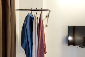 Literie hypoallergénique, coffres-forts dans les chambres