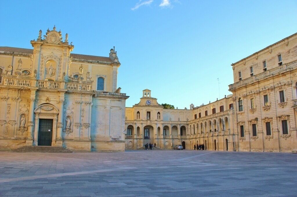 Um edifício histórico com fachadas elaboradas e um pátio central.