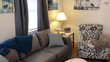 Comfort cottage, privébadkamer, uitzicht op het water (Fish-on Hideaway) | Lounge