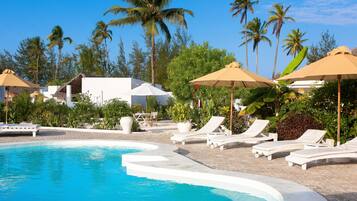 4 outdoor pools, pool umbrellas, pool loungers