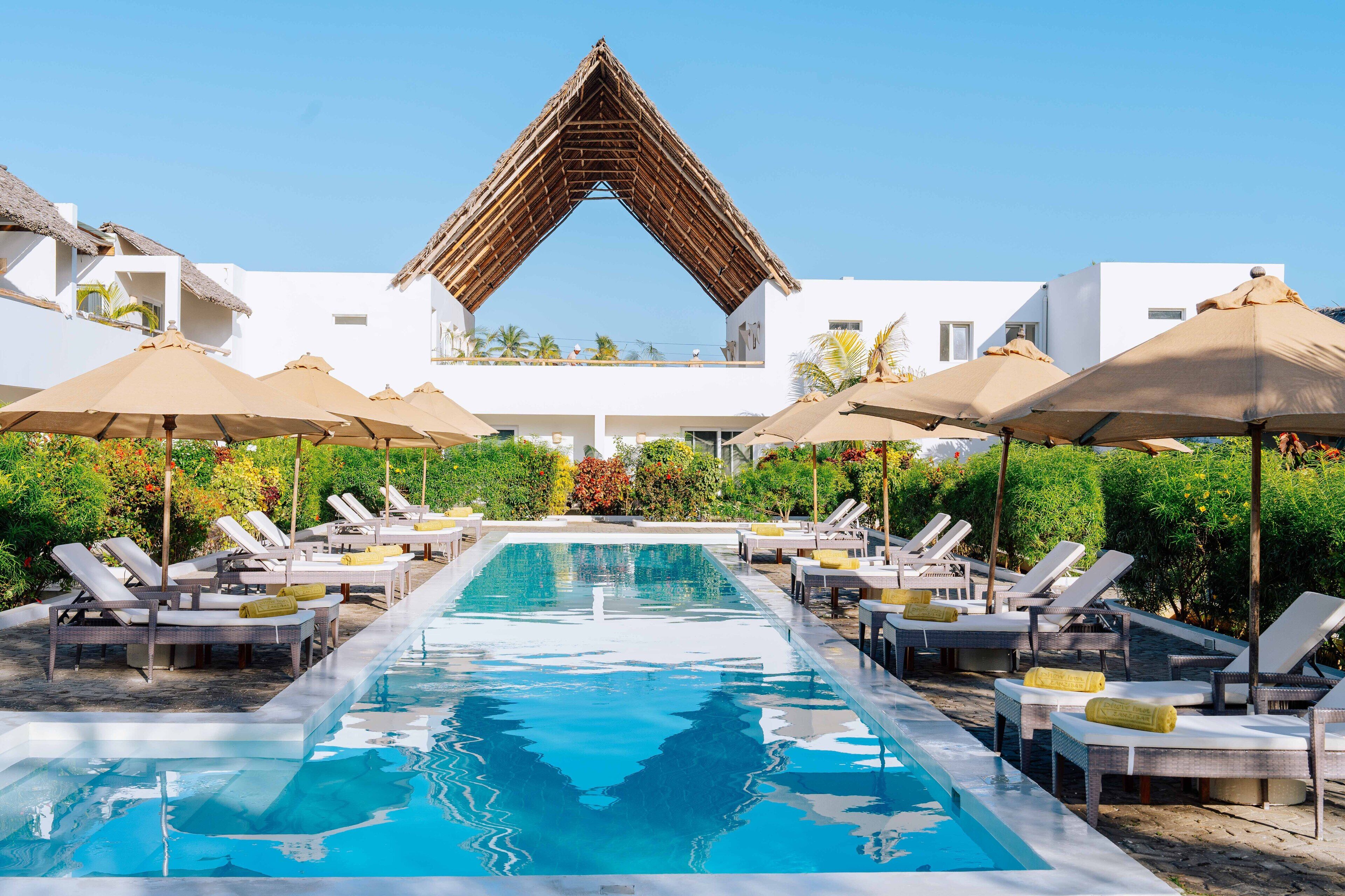 4 outdoor pools, pool umbrellas, pool loungers