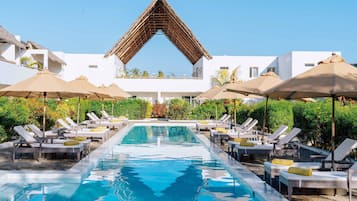 4 piscines extérieures, parasols de plage, chaises longues