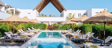 4 AuĂenpools, Sonnenschirme, LiegestĂŒhle